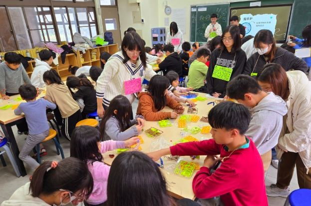 高中生帶著國小學童手作