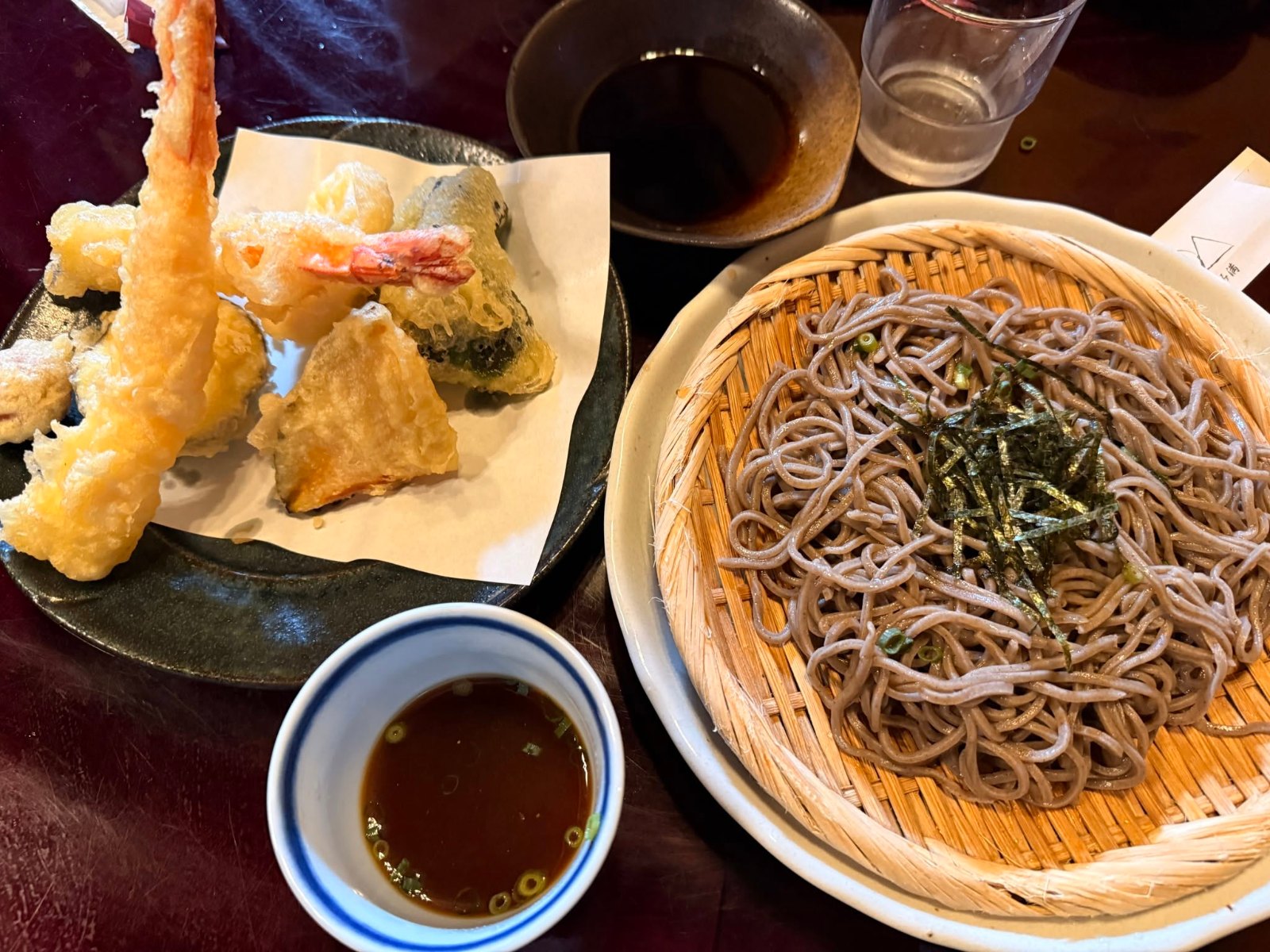 冷蕎麥麵的三格佐料碟：鹽巴、山葵、蔥花，旁邊一碗醬汁