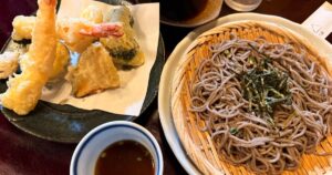 冷蕎麥麵的三格佐料碟：鹽巴、山葵、蔥花，旁邊一碗醬汁