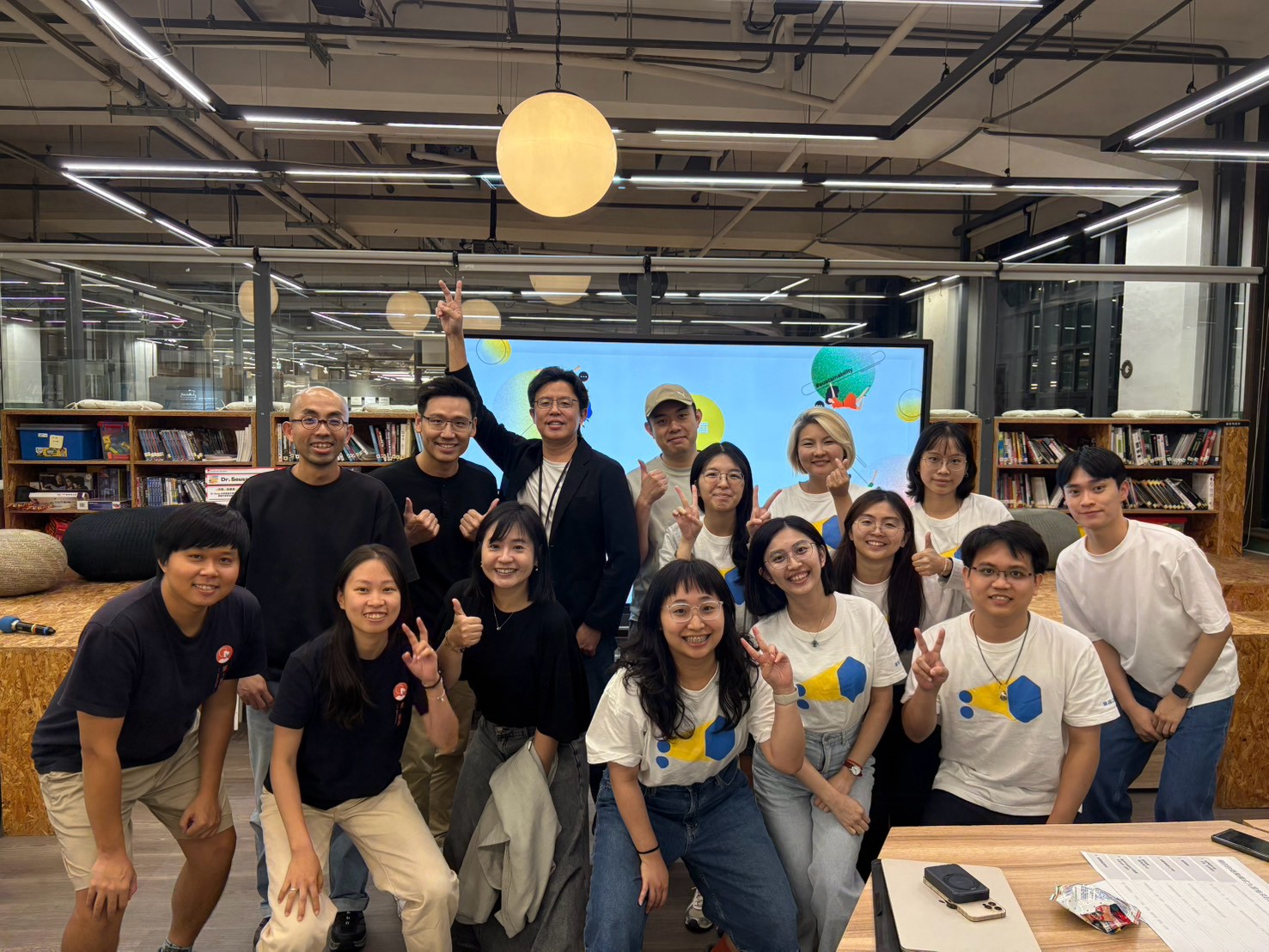 懷世代公益加速器第 7 屆商業模式工作坊，社創團隊與講師在課後合影