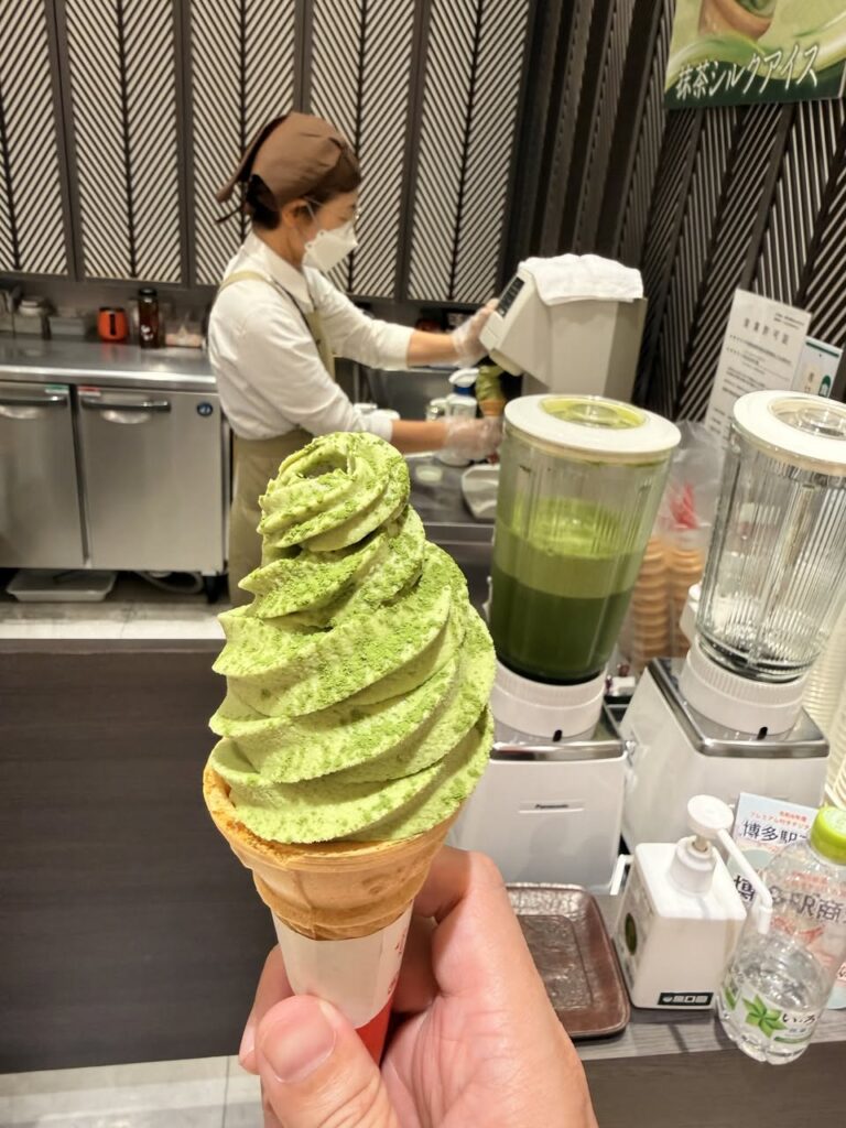 日本抹茶霜淇淋:店員現場製作