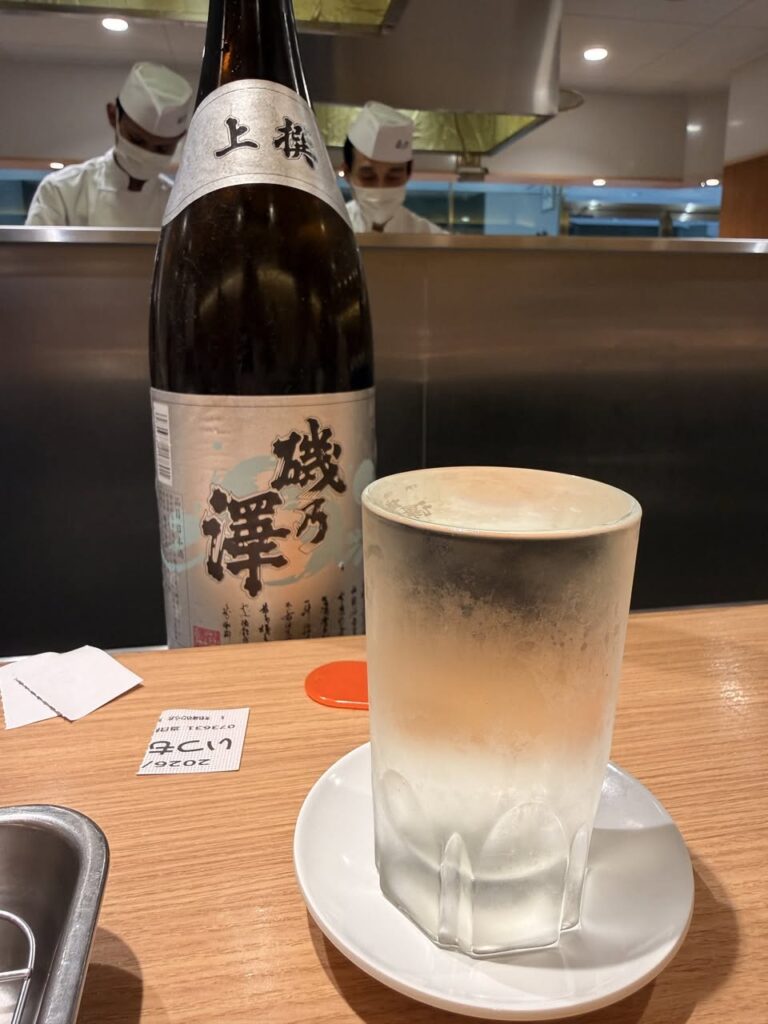 日本清酒:酒瓶與冰鎮的酒杯
